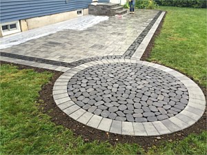 cambridge onyx natural ledgestone river rock coal circle area with double border syosset brick paver patio